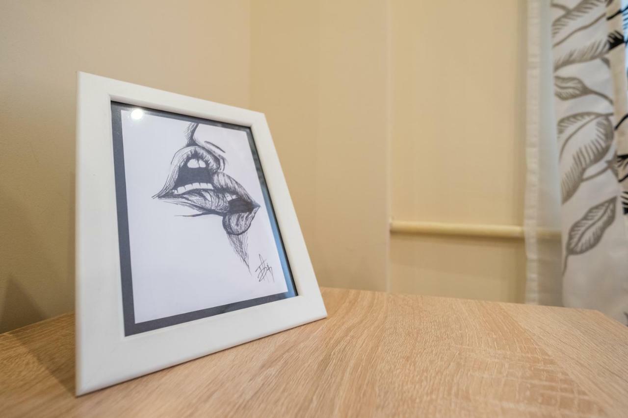 Modern 2 Bedroom Apartment Next To Vitosha Str. صوفيا المظهر الخارجي الصورة