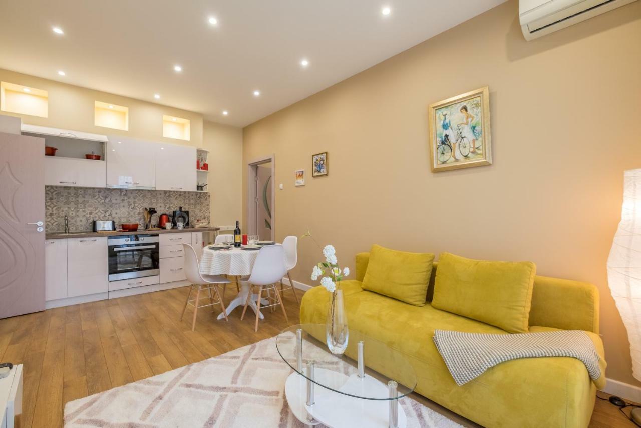 Modern 2 Bedroom Apartment Next To Vitosha Str. صوفيا المظهر الخارجي الصورة